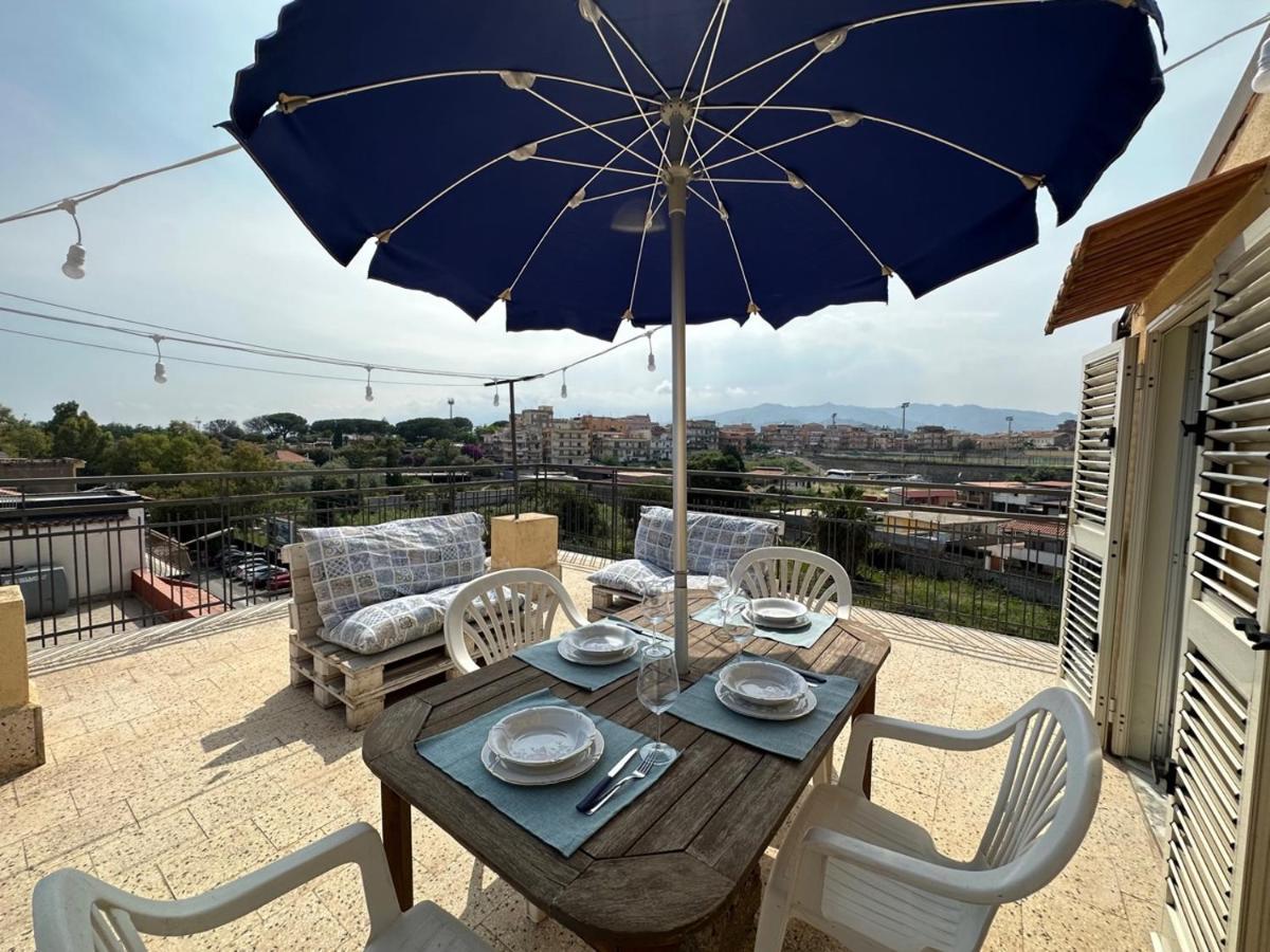 Apartamento Attico Di Giggia Giardini-Naxos Exterior foto